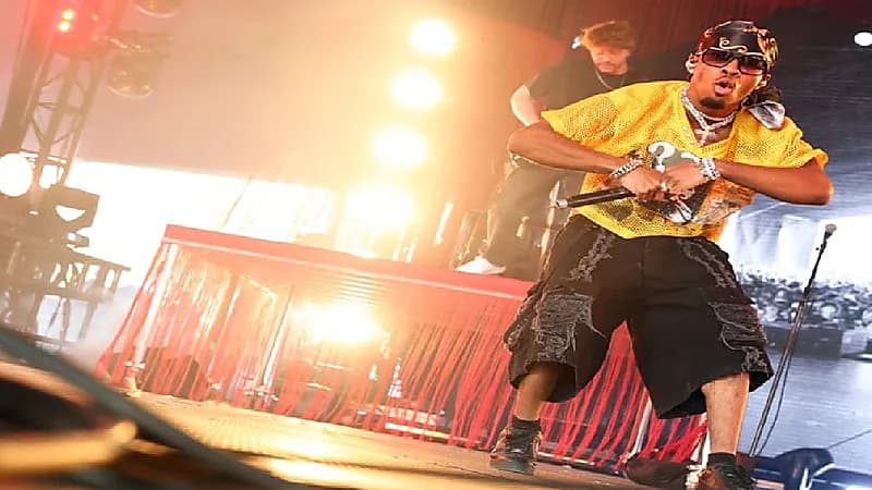 العثور على جثة في سيارة مغني شهير