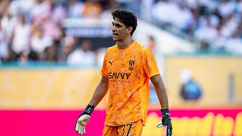 بونو يهدي قميصه الخاص بمباراة الهلال والريال لـ سعود كريري.. صورة