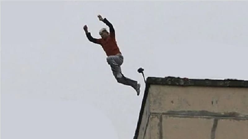 وافدين يهددون بالانتحار من الطابق الـ 25 في الكويت