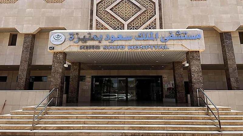 جراحة ناجحة تخلص مريضاً من الكرسي المتحرك في عنيزة