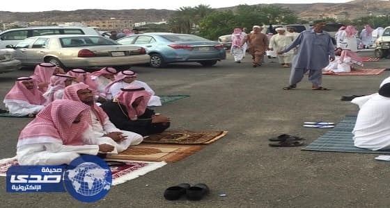 بالصور.. المصلون بالسيل الكبير يصلون على الأسفلت