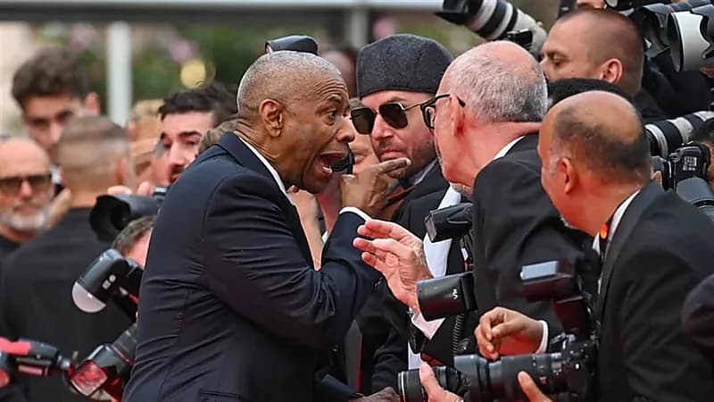 غضب دينزل واشنطن في وجه مصور بسبب لمسة استفزازية.. فيديو