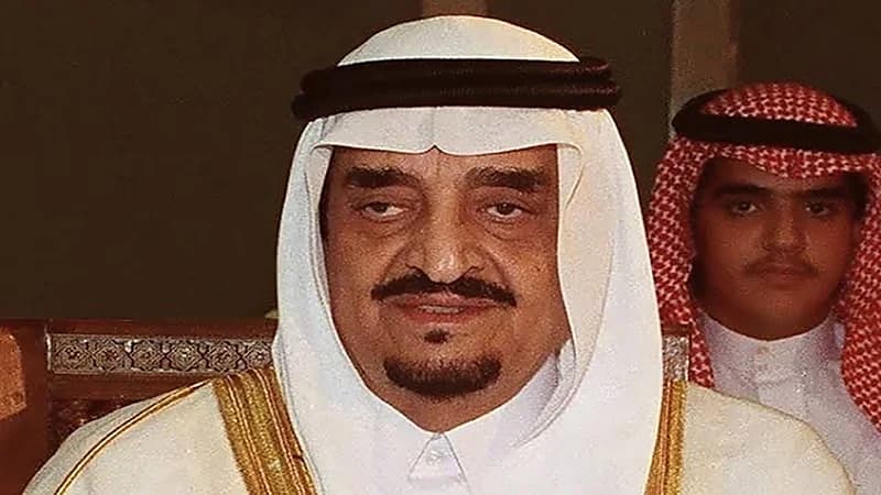 بالفيديو.. قصة قبول الملك فهد دعوة من طلاب جامعيين لاحتساء القهوة