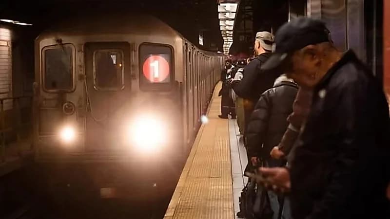 شاب يطعن خمسيني نائم داخل المترو ويثير الذعر بين الركاب