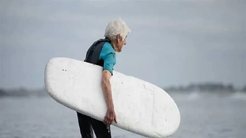 "مُسنة" تبهر الجميع بمهاراتها في ركوب الأمواج