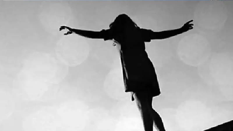 فتاة تقفز من الدور الرابع بعد علمها برغبة زوجها في الزواج من أخرى