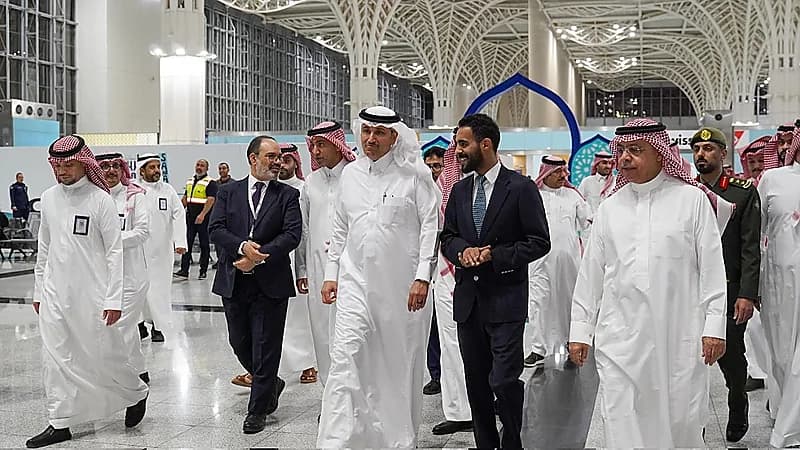 وزير النقل يتفقد مطار المدينة ويتابع سير الأعمال والخطط التشغيلية .. صور