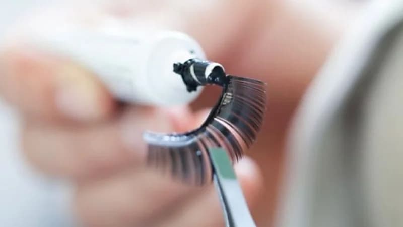 مستشفى الملك خالد توضح ارشادات تركيب الرموش لتجنب خطورتها