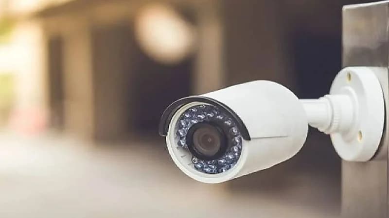 امرأة تكتشف وجود كاميرا مراقبة في دورة مياه ابنتها .. فيديو