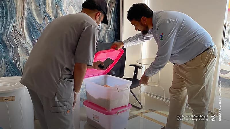 الغذاء والدواء تضبط منشأة غذائية مخالفة بجدة