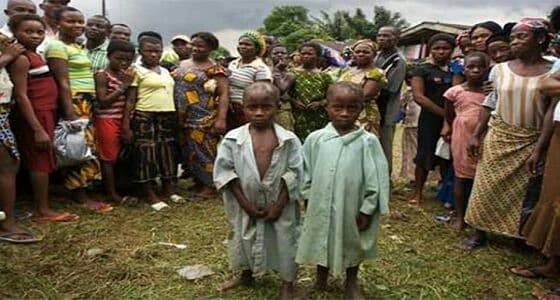 القبض على نيجيرية حاولت بيع طفلتيها التوأم