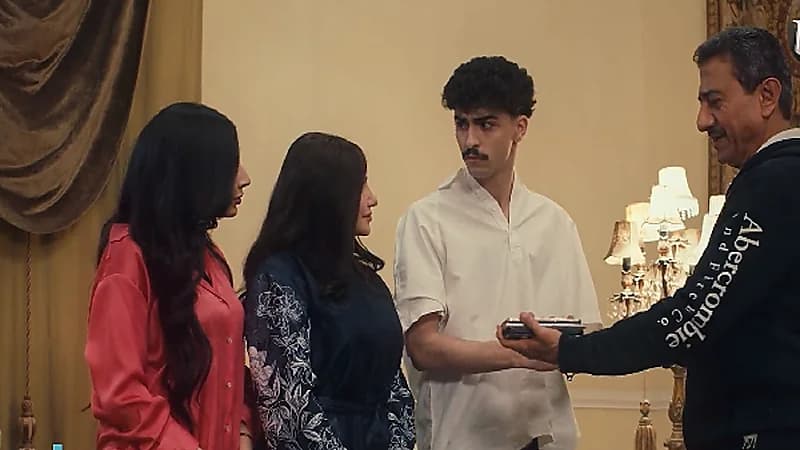 بالفيديو .. "القصبي" يكسر هاتفه ويقدم عرض مغري لتحدي ترك الجوالات