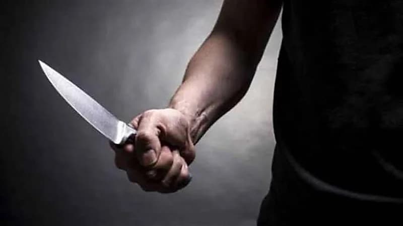 رجل يعتدي على شاب ووالدته بسلاح أبيض 