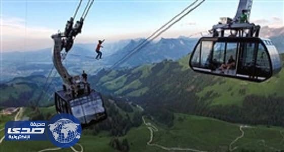 بالصور.. شاب يسير على أسلاك التلفريك دون خوف