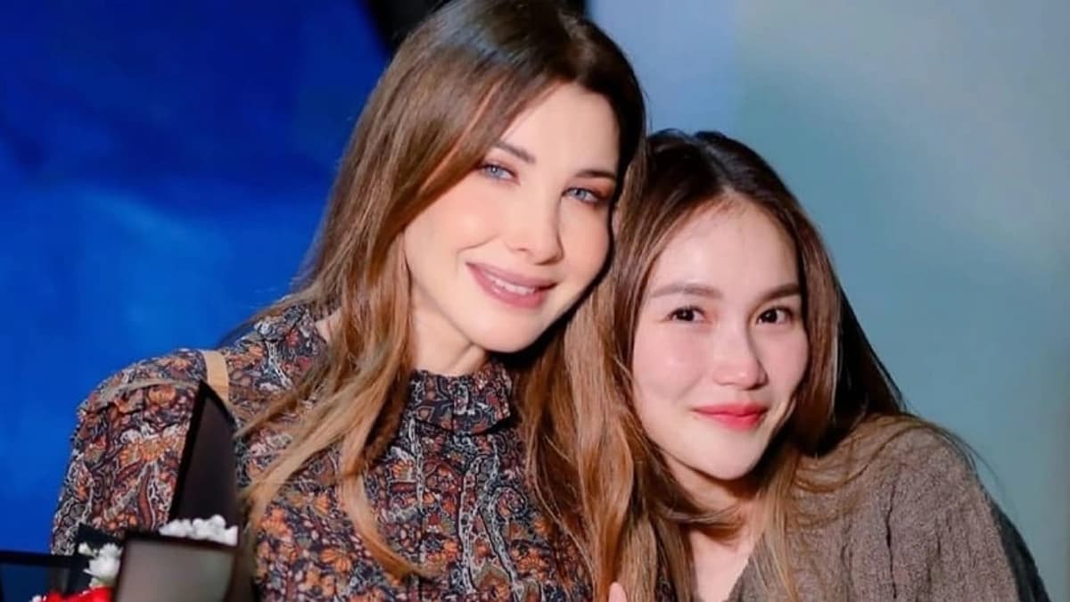 نجمة إندونيسيا تبكي بحرارة بعد لقائها نانسي عجرم .. فيديو وصور