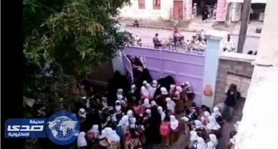 معلمي صنعاء يهددون بإضراب شامل اعتراضاً على ضرب طالبة رفضت رفع شعار الصرخة