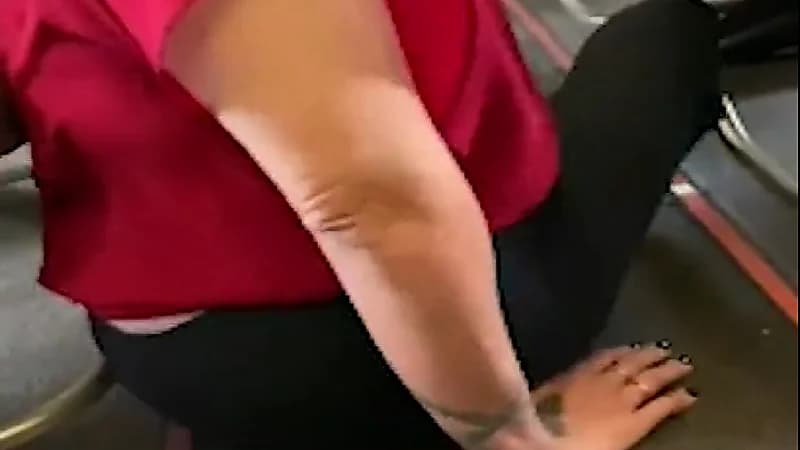 شاهد .. امرأة معاقة تزحف للنزول من طائرة رفضت منحها كرسي متحرك