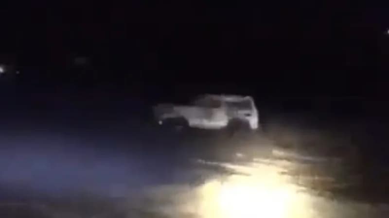 بالفيديو.. سيول سريعة وعاتية لوادي جازان يجرف معه السيارات