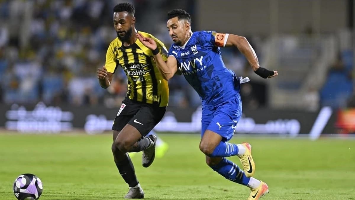 صافرة أجنبية تضبط كلاسيكو الهلال والاتحاد