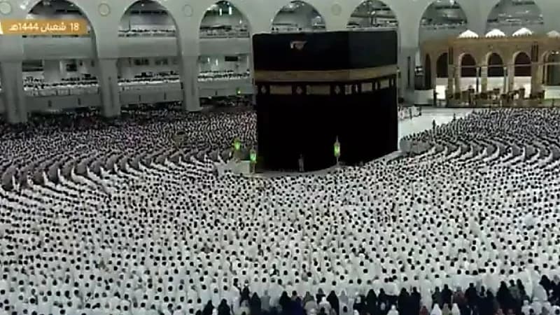 لقطات روحانية لجموع المصلين أثناء تأديتهم صلاة الفجر في الحرم المكي