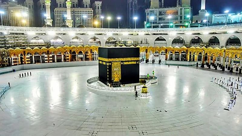بالصور .. البدء في إزالة الحواجز الوقائية المحيطة  بالكعبة المشرفة