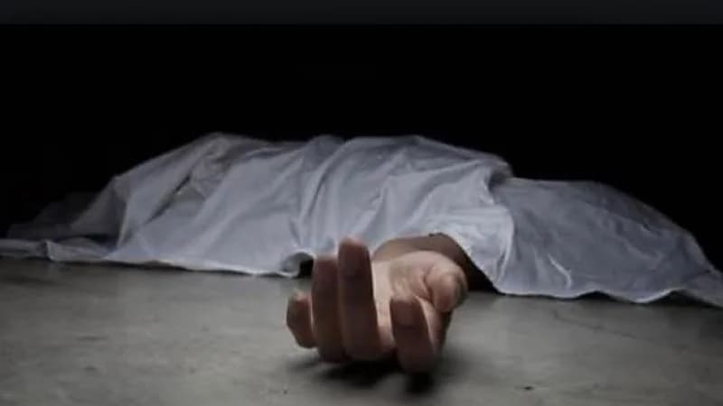 أب يقتل ابنه ويحتفظ بجثته محولاً حرقها