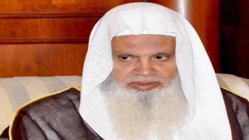 بالفيديو.. بكاء الشيخ علي الحذيفي في صلاة الفجر بعد وفاة والدته