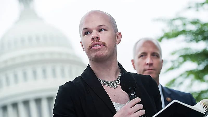 مسؤول متحول "جنسياً" في إدارة بايدن يسرق حقيبة ملابس نسائية بالمطار!