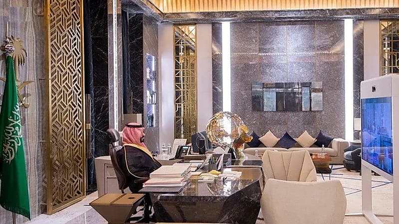 ظهور لوحة جديدة في مكتب ولي العهد خلال اتصال مرئي