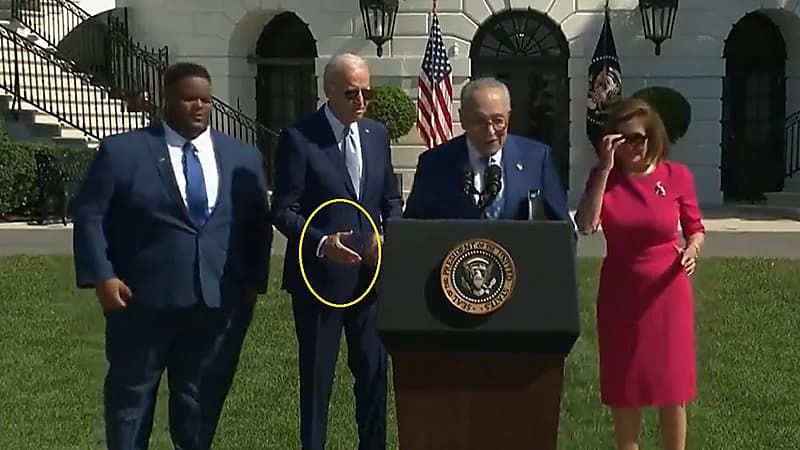 شاهد .. بايدن يتعرض لموقف محرج مع زعيم الديمقراطيين!