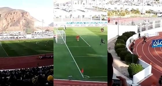 بالفيديو.. حقيقة نزول فتاة إلى أرض ملعب بالمدينة وهروبها بطريقة بهلوانية
