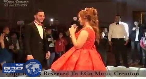 بالفيديو .. خناقة بين عروسين بحفل زفافهما .. والسبب!