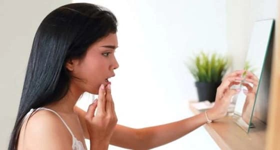 أخصائية نفسية: علاقة المرأة بمرآتها تكشف عن نظرتها لنفسها