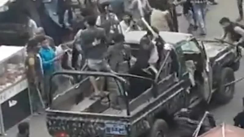 بالفيديو.. الحوثيون يعتدون على اليمنيين بالضرب في سوق صنعاء لابتزازهم