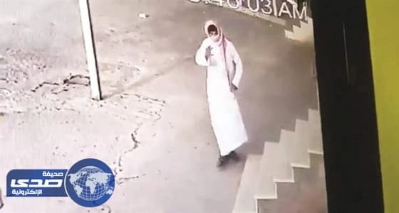 بالصور.. حيلة لص للهروب من كاميرا مراقبة في الكويت