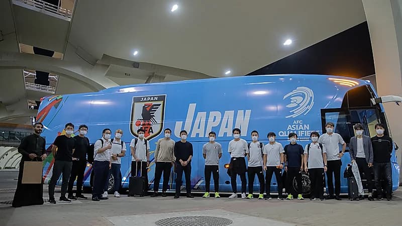 بالصور.. بعثة المنتخب الياباني تصل إلى جدة لمواجهة الأخضر