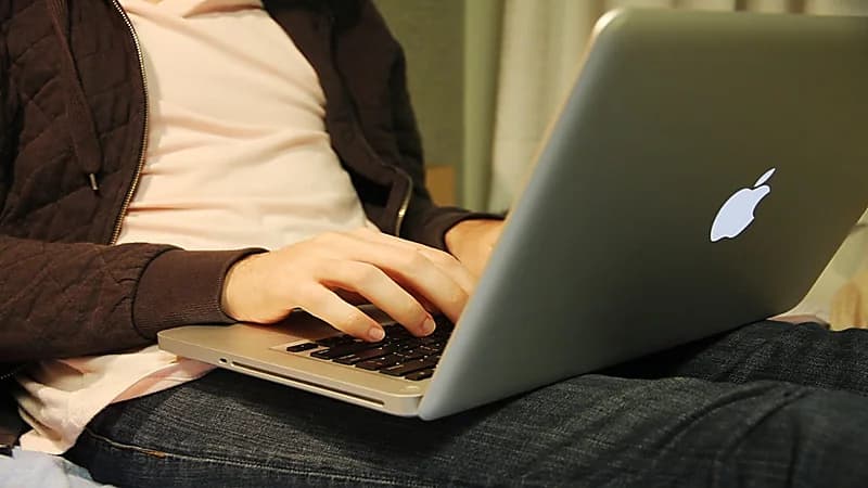 وضع اللابتوب على الساقين يسبب حروق جلدية والإضرار بالخصوبة
