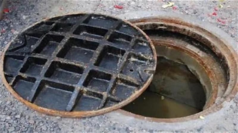 التبرُك ببالوعة يثير الجدل في مصر