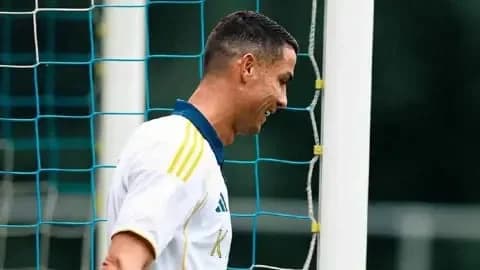 رونالدو يتعرض لموقف محرج قبل ودية تولوز ويتصرف باحترافية.. فيديو