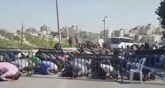 المقدسيون يواجهون الاحتلال ويصلون الجمعة خلف السواتر الحديدية