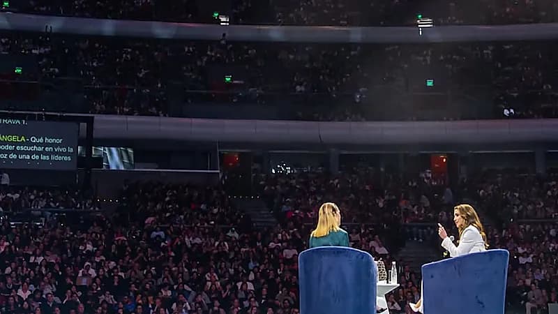 الملكة رانيا تخطف الأنظار بإطلالتها الراقية في مؤتمر سيغلو بالمكسيك