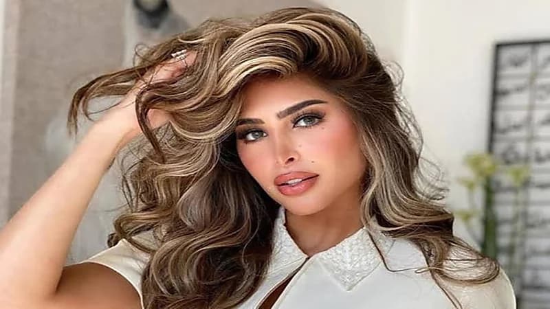 شاهد.. ازدحام شديد على فوز الفهد أثناء توزيعها العطور مجانًا في معرض العطور