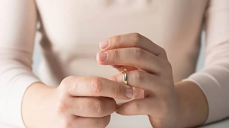 مسؤول مصري يقترح إغلاق الإنترنت لمواجهة الطلاق