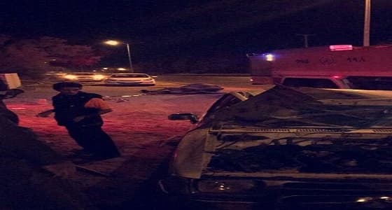 بالفيديو.. ناقة مقيدة على طريق الحرف تعرض حياة مواطن للخطر