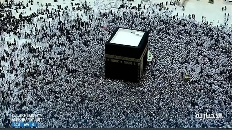 بالفيديو.. حشود غفيرة لمعتمري الداخل والخارج في صحن الطواف لأداء مناسك العمرة