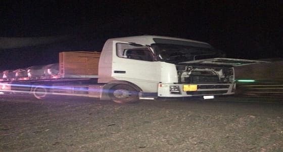 شاحنة علق مثبت سرعتها على 120كم.. و " العمليات الأمنية " تتمكن من إنقاذ قائدها