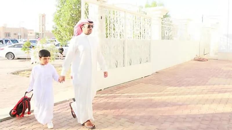شخص ينبه أولياء الأمور بناءاً على مشهد صادم شاهده لأحد الأبناء أمام مدرسة .. فيديو