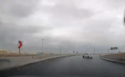 شاهد.. سائق يفقد القدرة على مركبته ويرتطم بحواجز خرسانية بجدة