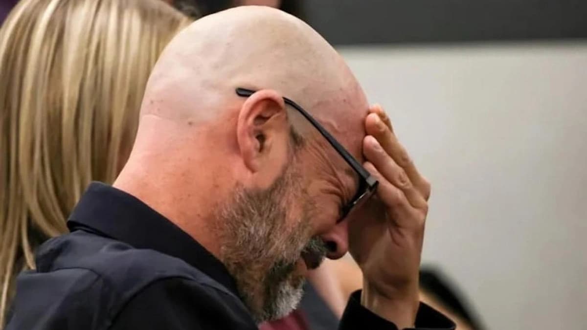 مذيع يكتشف مؤامرة زوجته لاغتياله على الهواء.. فيديو