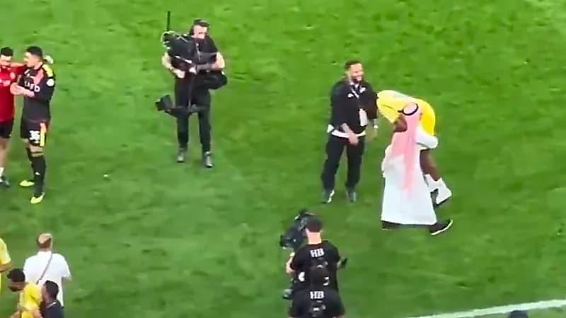 الجمعان يحمل سيماكان ويطلب من الجمهور تحيته .. فيديو